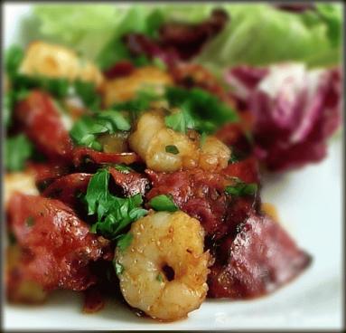 Zdjęcie - Grillowane krewetki na sałacie z chorizo - Przepisy kulinarne ze zdjęciami