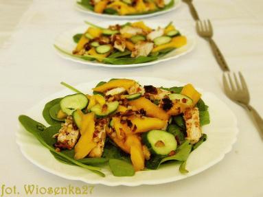 Zdjęcie - Sałatka szpinakowa z  mango - Przepisy kulinarne ze zdjęciami