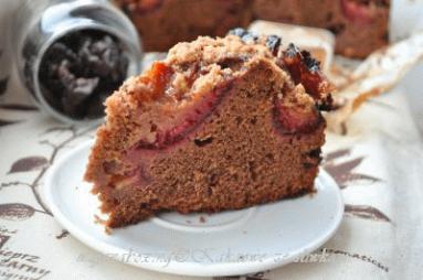 Zdjęcie - Kakaowe ciasto ze śliwkami i kruszonką - Przepisy kulinarne ze zdjęciami