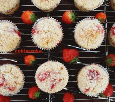 Zdjęcie - Kokosowe muffinki z truskawkami - Przepisy kulinarne ze zdjęciami