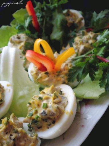 Zdjęcie - Jajka faszerowane pieczarkami i szczypiorkiem - Przepisy kulinarne ze zdjęciami
