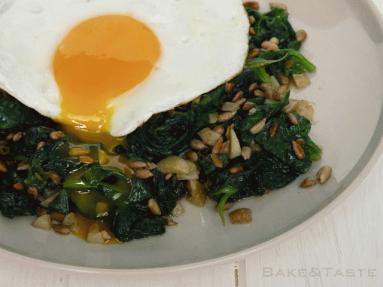 Zdjęcie - Szpinak z jajkiem sadzonym - Przepisy kulinarne ze zdjęciami