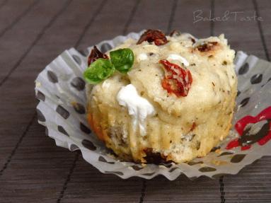 Zdjęcie - Śmietanowe muffiny z fetą i suszonymi pomidorami - Przepisy kulinarne ze zdjęciami
