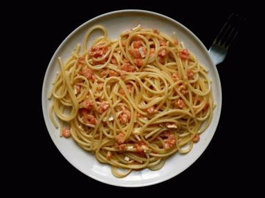 Zdjęcie - Spaghetti z krewetkami i camembertem - Przepisy kulinarne ze zdjęciami