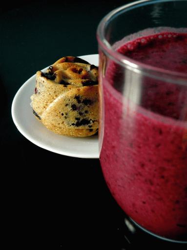 Zdjęcie - Muffiny z jagodami (MM) i napój jagodowy - Przepisy kulinarne ze zdjęciami