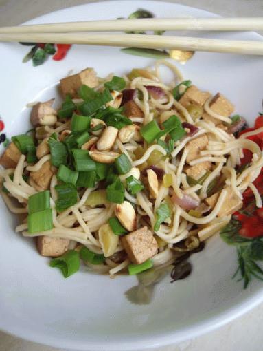 Zdjęcie - Pikantne nudle z tofu, dymką i fistaszkami - Przepisy kulinarne ze zdjęciami