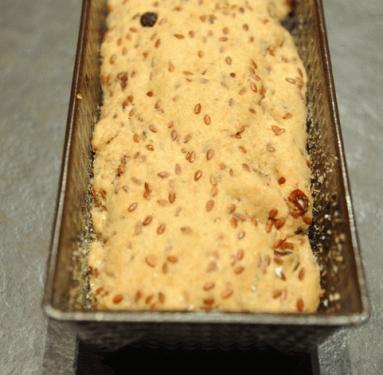 Zdjęcie - Pełnoziarnisty chleb z siemieniem lnianym i rodzynkami - Przepisy kulinarne ze zdjęciami
