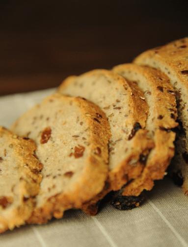 Zdjęcie - Pełnoziarnisty chleb z siemieniem lnianym i rodzynkami - Przepisy kulinarne ze zdjęciami