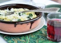 Zdjęcie - Makaron z sosem szpinakowym i kozim serem - Przepisy kulinarne ze zdjęciami
