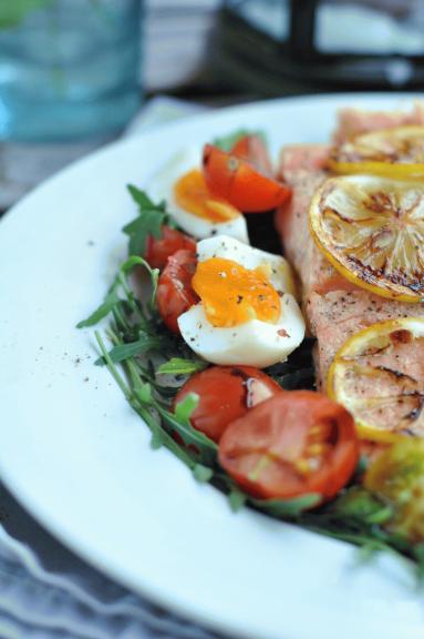 Zdjęcie - Łosoś z karmelizowaną cytryną na sałatce z rukoli - Przepisy kulinarne ze zdjęciami