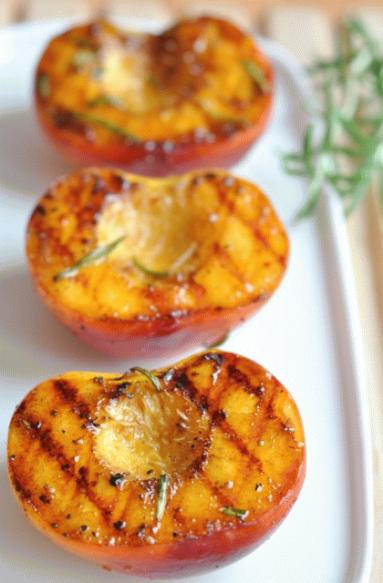 Zdjęcie - Brzoskwinie grillowane w sosie balsamicznym z rozmarynem - Przepisy kulinarne ze zdjęciami