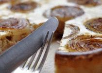 Zdjęcie - Tarta z krążkami karmelizowanej cebuli - Przepisy kulinarne ze zdjęciami
