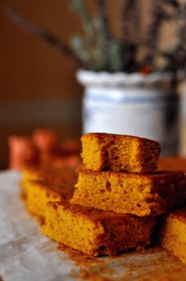 Zdjęcie - Aromatyczne ciasto dyniowe z cytrynową polewą - Przepisy kulinarne ze zdjęciami