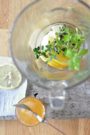 Zdjęcie - Rozgrzewający napój ziołowy o cytrynowym aromacie - Przepisy kulinarne ze zdjęciami