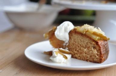 Zdjęcie - Miodowe ciasto z karmelizowanymi gruszkami - Przepisy kulinarne ze zdjęciami