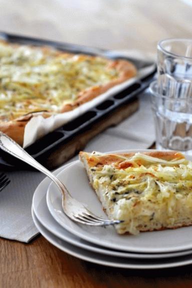 Zdjęcie - Rozmyślania przy siekaniu cebuli czyli pizza praktycznie biała - Przepisy kulinarne ze zdjęciami