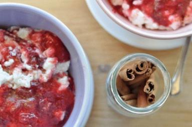 Zdjęcie - Ryżowy pudding z korzennym sosem śliwkowym - Przepisy kulinarne ze zdjęciami