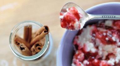 Zdjęcie - Ryżowy pudding z korzennym sosem śliwkowym - Przepisy kulinarne ze zdjęciami