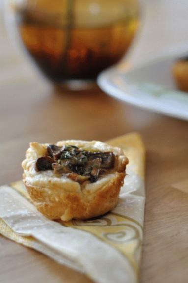 Zdjęcie - Koszyczki z ciasta francuskiego & grzybów - Przepisy kulinarne ze zdjęciami