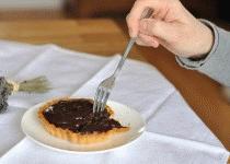 Zdjęcie - Tarty z karmelową czekoladą, suszonymi śliwkami i orzechami włoskimi - Przepisy kulinarne ze zdjęciami
