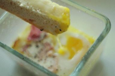 Zdjęcie - Jajka pieczone z wędzoną szynką - Przepisy kulinarne ze zdjęciami