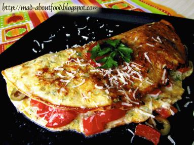 Zdjęcie - Omlet z szynką, pomidorem i oliwkami - Przepisy kulinarne ze zdjęciami