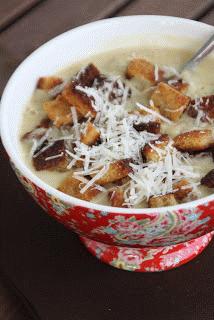 Zdjęcie - zupa czosnkowa z grana padano i grzankami - Przepisy kulinarne ze zdjęciami