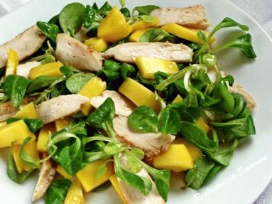 Zdjęcie - Lekka sałatka z kurczakiem i mango - Przepisy kulinarne ze zdjęciami
