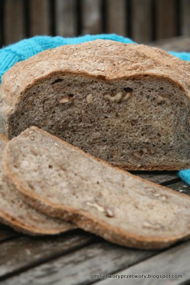 Zdjęcie - Chleb pszenno-żytnio-razowy z orzechami na zakwasie - Przepisy kulinarne ze zdjęciami