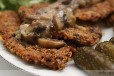 Zdjęcie - Placki gryczano - ziemniaczane z sosem musztardowym  boczniakowo-pieczarkowym - Przepisy kulinarne ze zdjęciami
