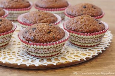 Zdjęcie - Pełnoziarniste muffinki bananowe z orzechami i czekoladą - Przepisy kulinarne ze zdjęciami