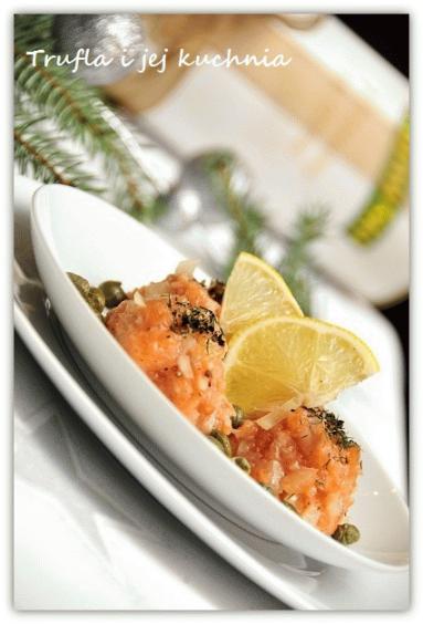 Zdjęcie - Tatar z łososia z kaparami i czarnym  pieprzem - Przepisy kulinarne ze zdjęciami