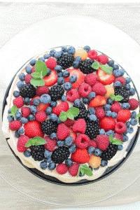 Zdjęcie - Tort bezowy z kremem kawowym i letnimi owocami - Przepisy kulinarne ze zdjęciami