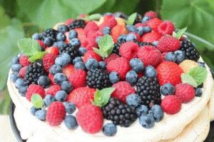 Zdjęcie - Tort bezowy z kremem kawowym i letnimi owocami - Przepisy kulinarne ze zdjęciami