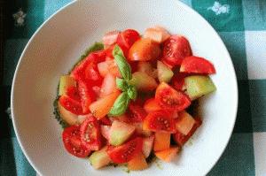 Zdjęcie - Sałatka z pomidorów - Przepisy kulinarne ze zdjęciami