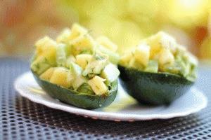 Zdjęcie - Sałatka z awokado i ananasem - Przepisy kulinarne ze zdjęciami