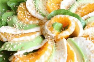 Zdjęcie - Sałatka z awokado i pomarańczy na listkach szpinaku - Przepisy kulinarne ze zdjęciami