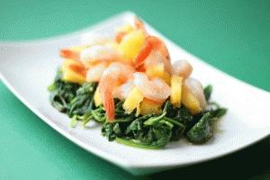 Zdjęcie - Krewetki ze szpinakiem i ananasem - Przepisy kulinarne ze zdjęciami