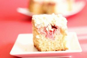 Zdjęcie - Ciasto na maślance z owocami i kruszonką - Przepisy kulinarne ze zdjęciami