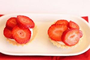 Zdjęcie - Kruche babeczki z truskawkami i kremem mascarpone - Przepisy kulinarne ze zdjęciami
