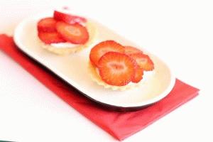 Zdjęcie - Kruche babeczki z truskawkami i kremem mascarpone - Przepisy kulinarne ze zdjęciami