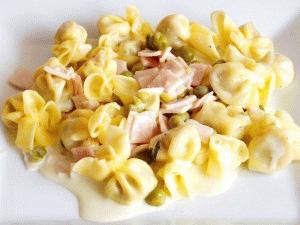 Zdjęcie - Tortellinii z szynką i groszkiem w sosie śmietanowym - Przepisy kulinarne ze zdjęciami