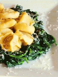 Zdjęcie - Pierożki tortellini ze szpinakiem i ricottą - Przepisy kulinarne ze zdjęciami