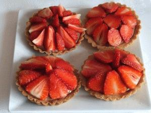 Zdjęcie - Babeczki z kremem czekoladowym i truskawkami - Przepisy kulinarne ze zdjęciami