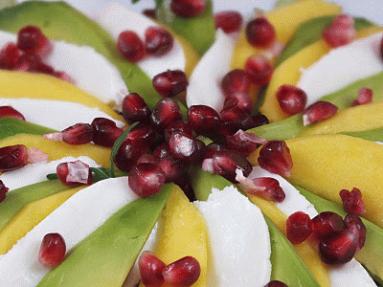 Zdjęcie - Sałatka z awokado, mango i mozzarelli - Przepisy kulinarne ze zdjęciami