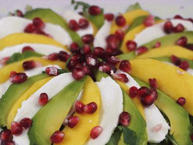 Zdjęcie - Sałatka z awokado, mango i mozzarelli - Przepisy kulinarne ze zdjęciami
