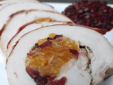 Zdjęcie - Rolada z indyka w szynce parmeńskiej z sosem wiśniowym - Przepisy kulinarne ze zdjęciami