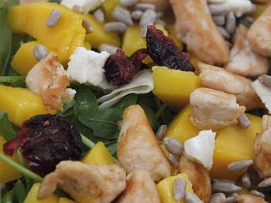 Zdjęcie - Sałatka z kurczakiem, mango i mozarellą - Przepisy kulinarne ze zdjęciami