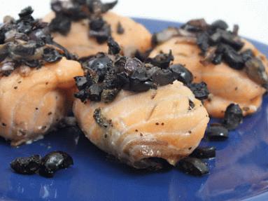 Zdjęcie - Roladki z łososia z czarnym kawiorem - Przepisy kulinarne ze zdjęciami