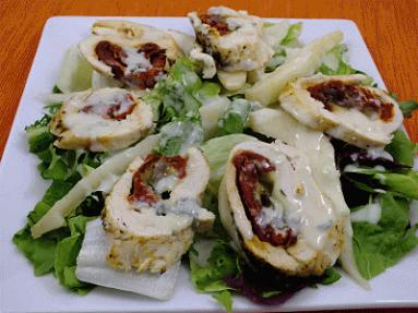 Zdjęcie - Kuchnia light: Roladki z kurczaka w sosie gorgonzola - Przepisy kulinarne ze zdjęciami